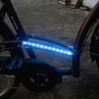 Ruban LED multicolore fixé sur le cadre du vélo