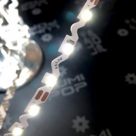 Ruban LED Zig-zag blanc froid allumé