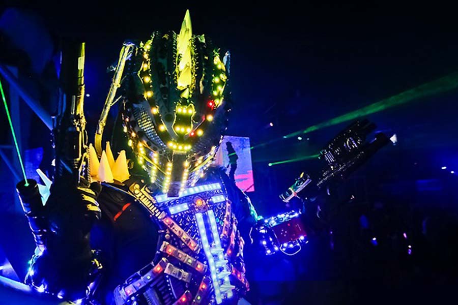 Ruban LED sur un vêtement pour créer un Robot LED