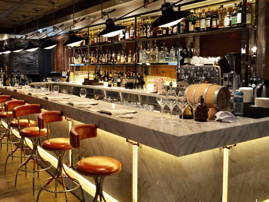 Mise en lumière d'un comptoir d'une brasserie avec du ruban LED