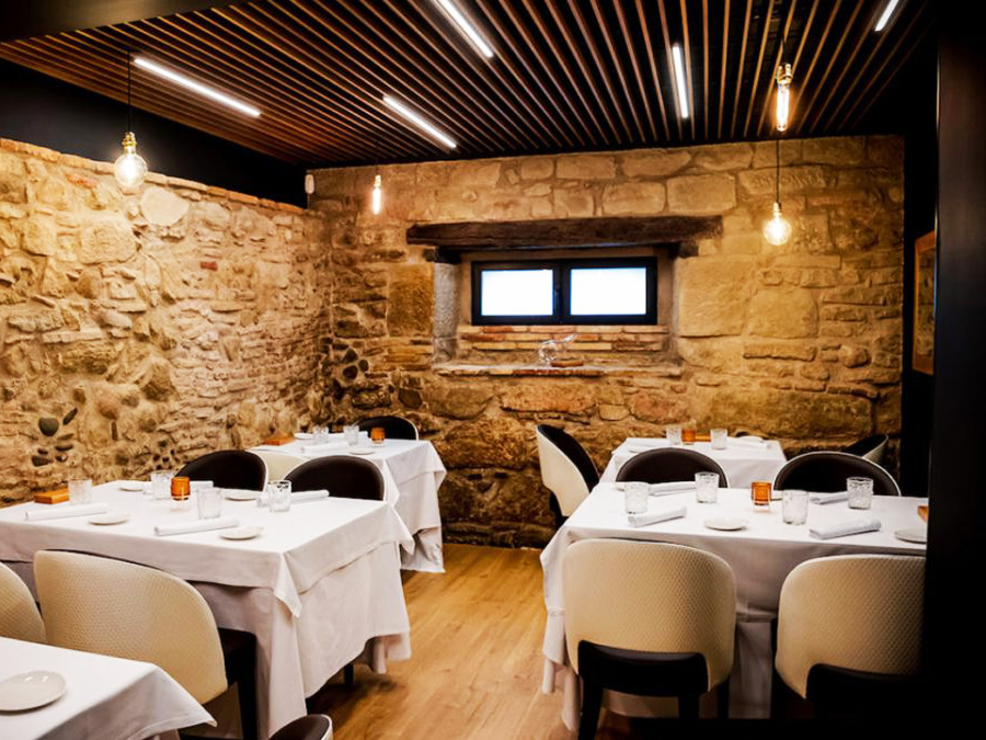 Eclairage blanc chaud pour mettre en lumière cette salle de restaurant