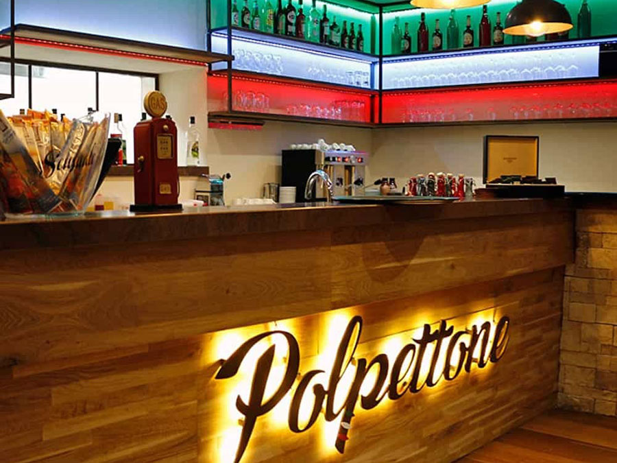 Ruban LED à changement de couleur pour l'éclairage des étagères de ce restaurant