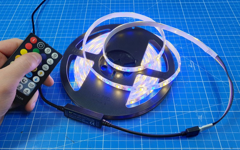 Comment raccorder et utiliser le mini contrôleur RGB CCT ?